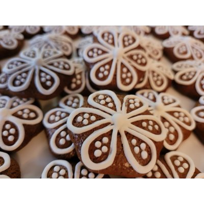 Meduňka, pekařství perníkářství Medové kytičky zdobené 350 g – Zboží Dáma