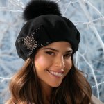 Krumlovanka Luxusní černý zimní dámský baret s bambulí a broží W-0907/018 – Hledejceny.cz