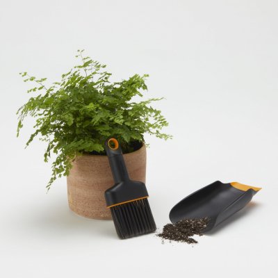 Fiskars Lopatka oboustranná se smetáčkem 1071302 – HobbyKompas.cz