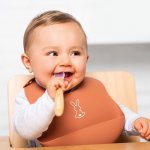 Nattou bryndák silikonový se zapínáním terakotový bez BPA – Sleviste.cz