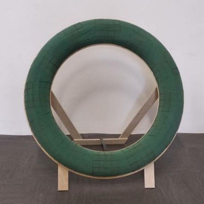 Pietní kruh s aranžovací hmotou 65 cm stojan – Sleviste.cz