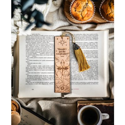 Dřevěná záložka: Čtvrté křídlo (Fourth Wing) - buk – Zboží Dáma Dřevěná záložka: Čtvrté křídlo (Fourth Wing) - buk – Zboží Dáma