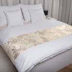 Biante Sametový přehoz/běhoun na postel Isabela Flower IBL-023 Zlaté květy na krémovém 50x180 cm – Zboží Dáma