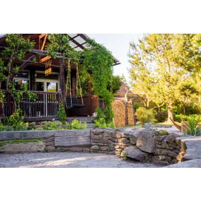 Skvělý glampingový pobyt v útulné dřevěné chatce s privátní sudovou saunou pro 2 osoby na 2 noci – Zbozi.Blesk.cz