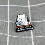 Pinarna Bílá kočka u počítače Go away I´m introverting Jdi pryč, mám svůj introvertní čas – Zbozi.Blesk.cz