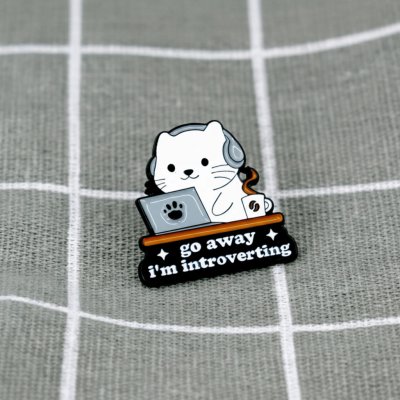 Pinarna Bílá kočka u počítače Go away I´m introverting Jdi pryč, mám svůj introvertní čas – Zbozi.Blesk.cz