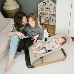 Kidwell Houpací křeslo LARO v béžové barvě/dřevo – Sleviste.cz