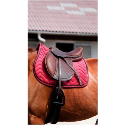 EQUITHEME podsedlová dečka Glossy malinová – Sleviste.cz