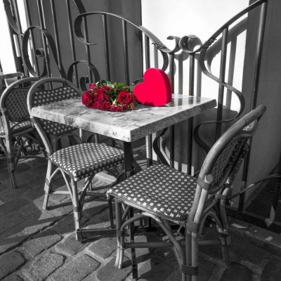 Kytice růží na stole a dárková krabice ve tvaru srdce 1 deska 30x30 – Hledejceny.cz