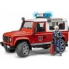 Sběratelský model Bruder Zásahový hasičský vůz Land Rover Defender Station Wagon s figurkou hasiče a hasicím přístrojem 1:16