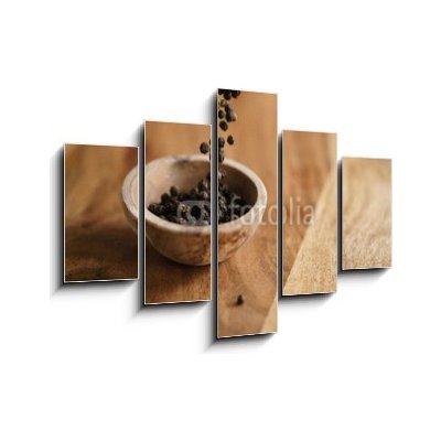 Obraz 5D pětidílný - 150 x 100 cm - black dry pepper fall into wooden bowl on table Černý suchý pepř spadl do dřevěné misky na stole