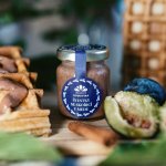 Včelařství Domovina Švestky se skořicí v medu 380 g – Zboží Dáma