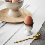 Madam Stoltz keramika stojánek na vajíčko stoneware hnědá krémová whitebrown – Zboží Mobilmania