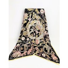 Luxusní hedvábný šátek s růžovými ornamenty a květy na černé 100% hedvábí