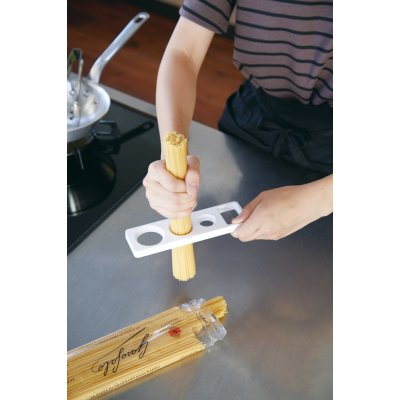 Odměrka na špagety Yamazaki Tower Pasta Measure, bílá – Zboží Mobilmania