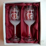 Svatební pískované sklenice na víno - Nevěsta a Ženich (srdíčka) – Zboží Mobilmania