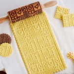 Embosovaný váleček na těsto Cakesicq – Zboží Dáma