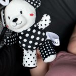 Akuku plyšová hračka s chrastítkem medvídek černobílá – Zboží Mobilmania
