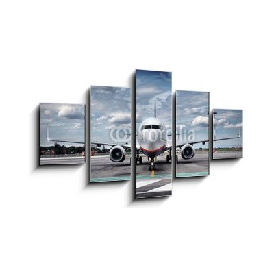 Obraz 5D pětidílný - 125 x 70 cm - Total View Airplane on Airfield with dramatic Sky Celkový pohled na letadlo na letišti s dramatickou oblohou – Zboží Mobilmania