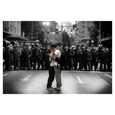 Plakát Protest Kiss – Zboží Mobilmania