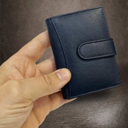 Kompaktní kožená dokladovka peněženka GURU Leather s tvým vlastním monogramem ražba