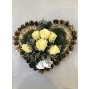 Květina Šiškový věnec ve tvaru srdce s růžema - žluté