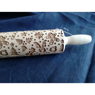 ArtWoodenCorner Dřevěný váleček se vzorem 41 cm Vánoční nadílka – Hledejceny.cz