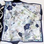 hedvábný šátek s modrými květy v dárkovém balení – Sleviste.cz