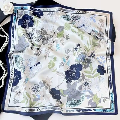 hedvábný šátek s modrými květy v dárkovém balení – Sleviste.cz