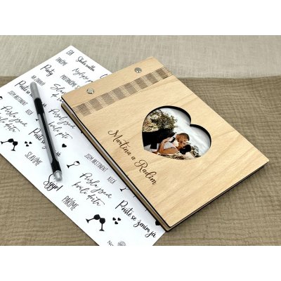 Dřevěné fotoalbum s rámečkem na fotku a se jmény Formát: A5 (799 Kč), Nápis: Naše svatba - kniha hostů, Barva listů: Bílá – Zboží Živě