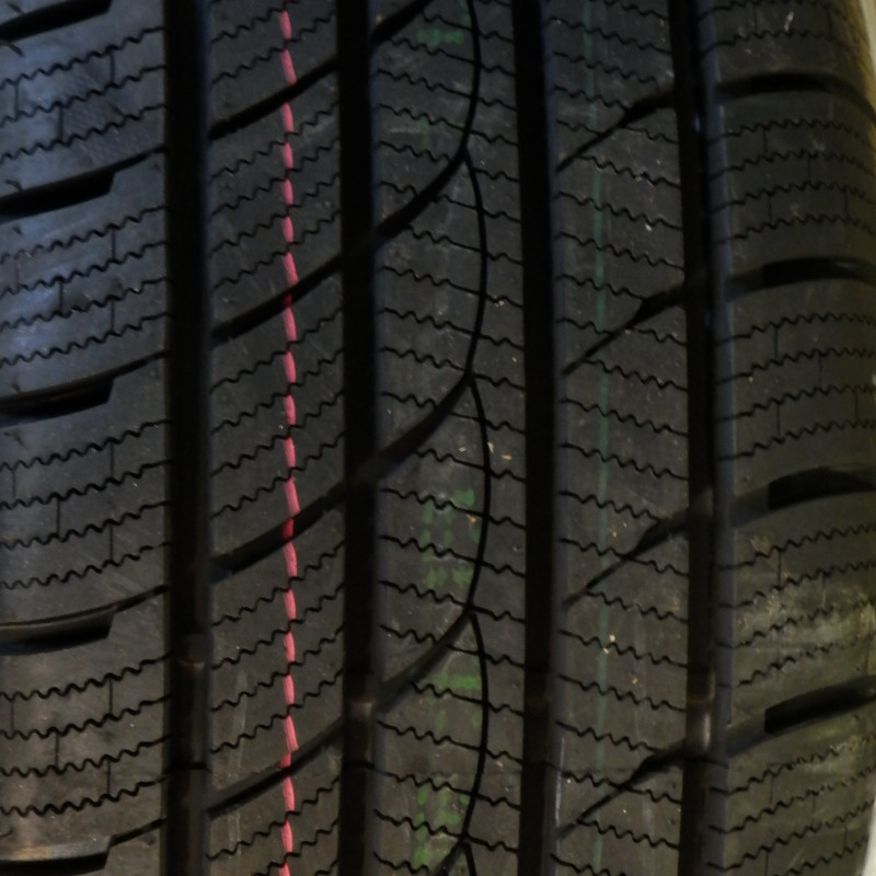 Tracmax Ice-Plus S220 235/65 R17 108H