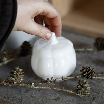 Storefactory Skleněná dóza Dýně Brehult White 9 cm bílá sklo – Hledejceny.cz