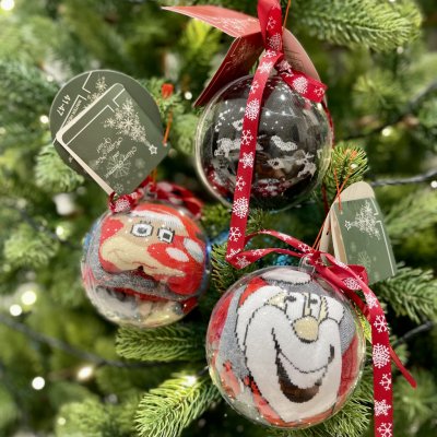 Vánoční ponožky v dárkové kouli s visačkou a pověšením na stromeček santa – Zboží Dáma