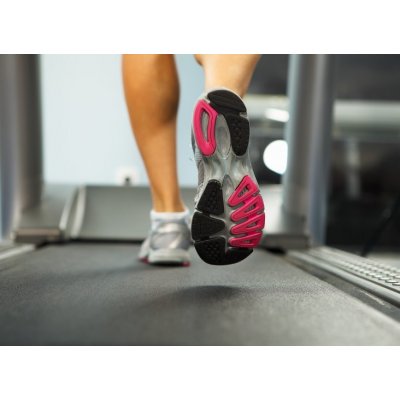 WEBLUX 63437299 Fototapeta vliesová Running on treadmill Běh na běžícím pásu rozměry 100 x 73 cm – Sleviste.cz