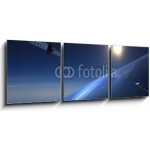 Obraz 3D třídílný - 150 x 50 cm - Solarzellen mit Satelliten im Hintergrund Solární články se satelity v pozadí – Zboží Mobilmania
