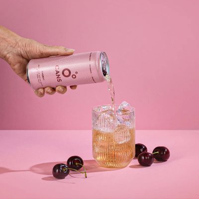 Cans jemně perlivá alpská voda třešeň 330 ml – Sleviste.cz