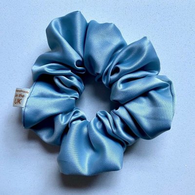 CurlyEllie Curl Scrunchie Steel Blue – Saténová gumička