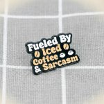 Pinarna Fueled by iced coffee & sarcasm / Poháněn(a) ledovou kávou a sarkasmem – Zboží Dáma