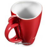 Červený hrnek ve tvaru srdce s vloženou lžičkou – Sleviste.cz