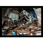 Skleněný obraz 1D - 100 x 70 cm - old car on the lift at auto repair shop staré auto ve výtahu v autoservisu – Hledejceny.cz