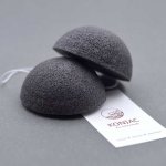 Konjac konjaková houbička s černým uhlím na problematickou a aknózní pleť černá – Zboží Dáma