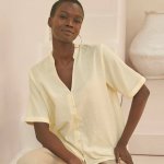 Jednobarevná halenka s krátkými rukávy a tuniským výstřihem vanilková – Zboží Mobilmania