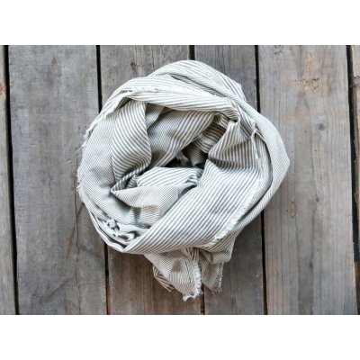 Pruhovaný šátek s roztřepeným koncem béžovo-šedý