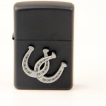 ZIPPO schwarz Emblem cHorseshoe/Hufeisenc 2006308 – Hledejceny.cz