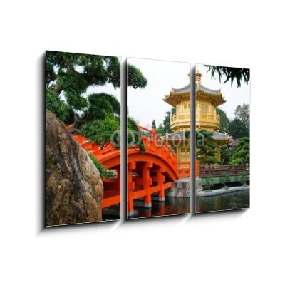 Obraz 3D třídílný - 105 x 70 cm - The Golden pavilion and red bridge in Nan Lian Garden, Hong Kong Zlatý pavilon a červený most v Nan Lian Garden, Hong Kong – Hledejceny.cz