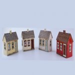 Ego Dekor Keramický domeček na čajovou svíčku VÁLI, svícen DOMEČEK NA NÁMĚSTÍ, barva: bílá-šedá/bílá-hnědá/bílá-sv.modrá/červená, výška: 17cm|MyScandi - bílá se šedými dvířky – Sleviste.cz