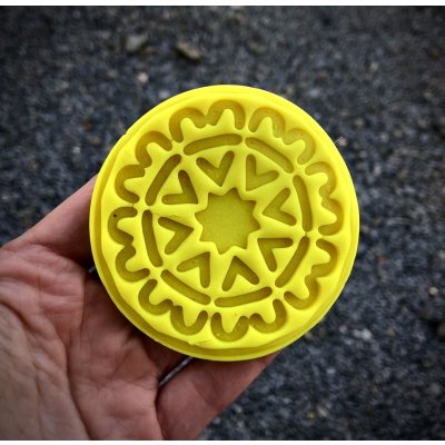 TVOŘÍTKO Ornament V - razítko special Tvar vykrajovátka: Kulaté Vlnky, Nástavec na razítko: Ano – Hledejceny.cz