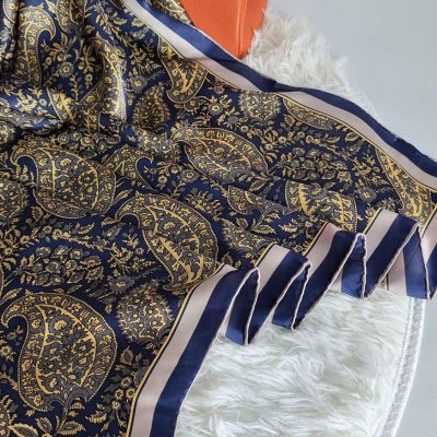 hedvábný šátek modro-zlatý v dárkovém balení