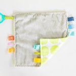 Bright Starts dečka maznacia na C kroužku Little Taggies zelené tečky – Zbozi.Blesk.cz