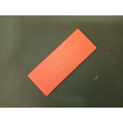 Vymezovací plastová podložka Barva: Červená, Rozměr: 41mm x 100mm, Tloušťka: 3mm